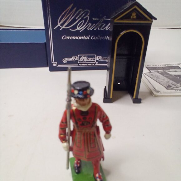 Britains Ceremonial Collection Sentry Box Beefeater Soldier Metal #00088 - Picture 2 of 14